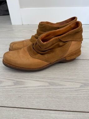 Patagonia 7 Addie Ruffle Artisan gold suede leather slouchy ankle boots brown